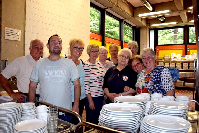 Mit dem gemeinsamen Frühstück in der Mensa des Kerpener Gymnasiums beginnt der Tag. Ein Team von Ehrenamtlern sorgt für das reibungslose Gelingen. | Foto: Zingsheim