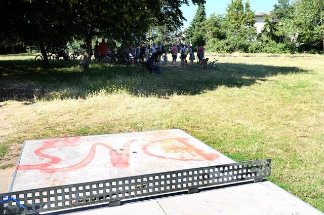 Der Spielplatz im Johannes-Giesberts-Park ist in die Jahre gekommen. Mit einer Befragung vor Ort wollte das Amt für Kinder, Jugend und Familie die Meinungen der Bürger darüber erfassen, wie er umgestaltet werden soll. | Foto: Schriefer