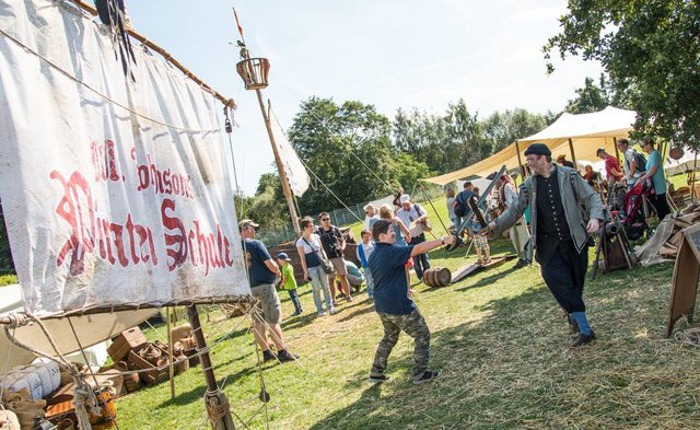 Ferien? Von wegen! Ein echter Pirat drückt gern die Schulbank und lernt anständig kämpfen. | Foto: Sarah Liebig