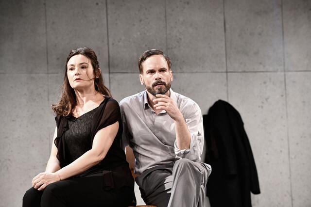 In dem Verhörthriller „Heilig Abend“ von Daniel Kehlmann liefern sich die beiden großartigen Schauspieler Wanja Mues und Jacqueline Macaulay ein spannendes Duell. | Foto: Joachim Hiltmann