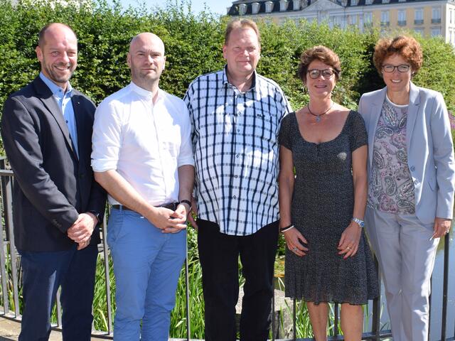 Die Beteiligten stellten das neue Projekt vor: (v.l.) Mario de Haas (Leiter Fachbereich Ambulante Pflege der Caritas), Christian Nettersheim (Kreissozialdezernent), Rainer Rose (Pflegefachkraft der Caritas), Ute Palmersheim (Behindertenbeauftragte der Stadt Brühl) und Stephanie Burkhardt (Sozialdezernentin der Stadt Brühl). | Foto: Rhein-Erft-Kreis