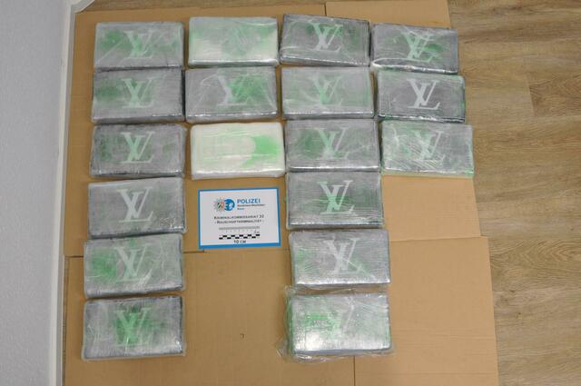 18 Kilogramm Kokain stellten Beamte der Kölner Polizei bei einer Verkehrskontrolle sicher. Der 37-jährige Tatverdächtige befindet sich in Untersuchungshaft. | Foto: Polizei Bonn