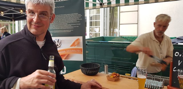Schnittiges Model und mit viel Wumms: Blatt-Gold-Redakteur Jochen Rodenkirchen probiert die Currybockwurst von VW.  | Foto: Blatt-Gold