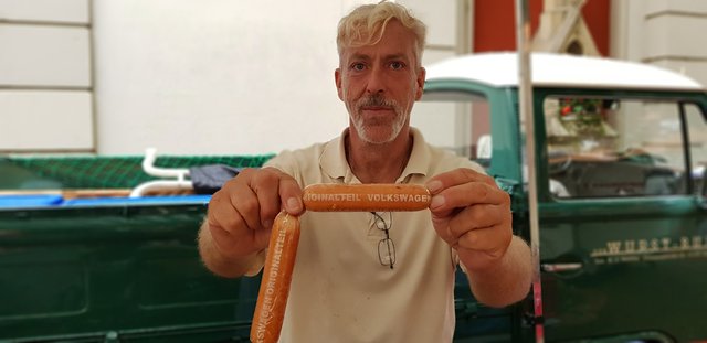 "Das ist das meist verkaufteste Ersatzteil von VW" - Michael verkauft mit dem Wurst-Bully Würstchen mit PS.  
 | Foto: Blatt-Gold