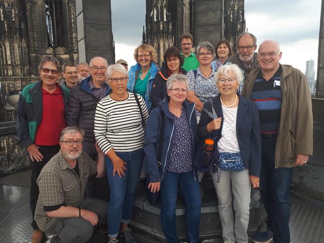 Diese schwindelfreien Mitglieder des Kirchenchors Cäcilia an St. Andreas Wesseling-Keldenich stiegen dem Kölner Dom aufs Dach. | Foto: Holger Fröhlich