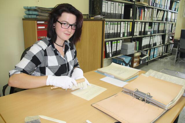 Feinarbeit und ein präzises „Händchen“ sind bei der konservatorischen Arbeit durch Azubi Kim Mailin Gröner gefragt. | Foto: Harald Zeyen