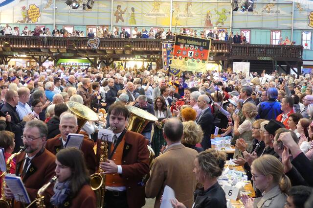 Die Bayern-Festhalle wird wieder das „schlagende Herz“ von Pützchens Markt werden wenn mehrere tausend Besucher hier mit den Stars aff der Bühne feiern. | Foto: Helmut Müller/Archiv