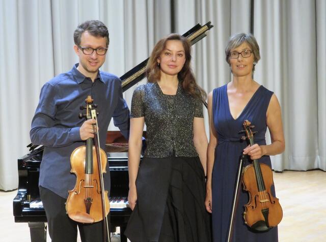 Spielen zu Ehren von Clara Schumann: (v.l.) Yuri Bondarev, Viola, Tatiana Kozlova, Klavier, und Susanne Richard, Violine. | Foto: Trio