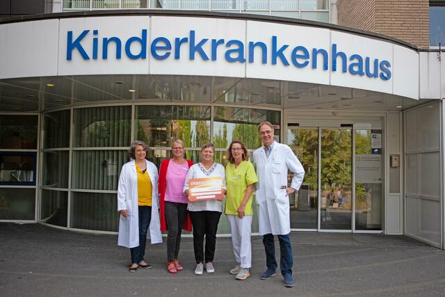 Über die Spende freuten sich Dr. Kirsten Mönkemöller (v.l.), Oberärztin Station für chronisch kranke Kinder; Uta Baumgart, Case-Managerin; Michaela Brantner, Carglass; Ingrid Welter, Kinderkrankenschwester; Prof. Dr. Michael Weiß, Ärztlicher Direktor Kinderkrankenhaus Amsterdamer Straße. | Foto: Carglass