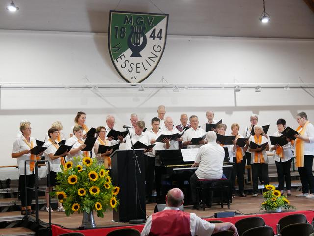 Tag der Chöre im Schwingeler Hof mit dem Gesangverein 1863 Hürth-Fischenich unter Leitung von Eberhard Naberdeld.  | Foto: Anita Brandtstäter