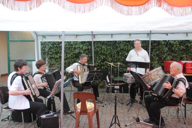 Zum Abschluss des Festwochenendes spielte das Akkordeon-Trio Plus, die kleine Besetzung des Akkordeon-Orchesters Wesseling im Schwingeler Hof.  | Foto: Wolfhard Brandtstäter