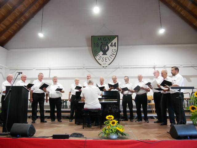 Tag der Chöre im Schwingeler Hof mit dem Männergesangverein Liederkranz 1875 Aegidienberg unter Guido Wilhelmy.  | Foto: Anita Brandtstäter