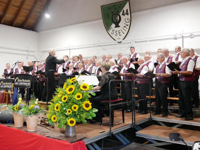 Der 175 Jahre alt gewordene Gastgeber des Jubiläumskonzert präsentierte bestens eingestimmt bekannte Melodien wie den Fliegermarsch, Ein Freund, Es geht mir gut... und auf die Melodie von "Ich will keine Schokolade" die Männerchorversion "Ich will keinen Porsche Turbo". | Foto: Anita Brandtstäter