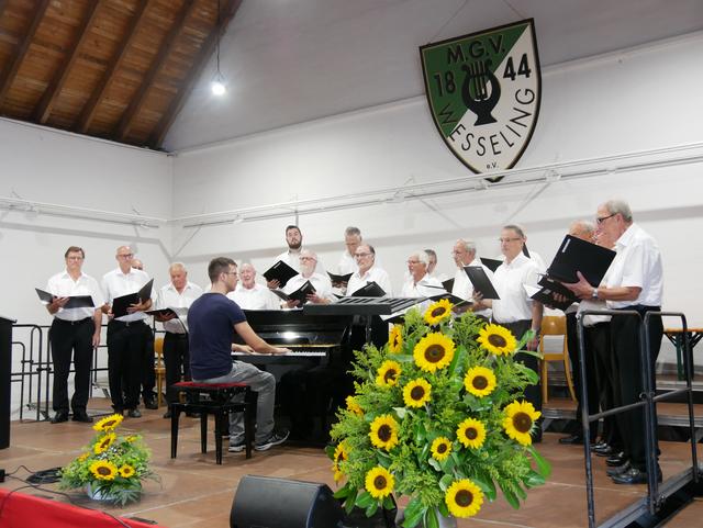 Tag der Chöre im Schwingeler Hof mit der Chorvereinigung Metternich - Bliesheim unter Oliver Scherer.  | Foto: Anita Brandtstäter