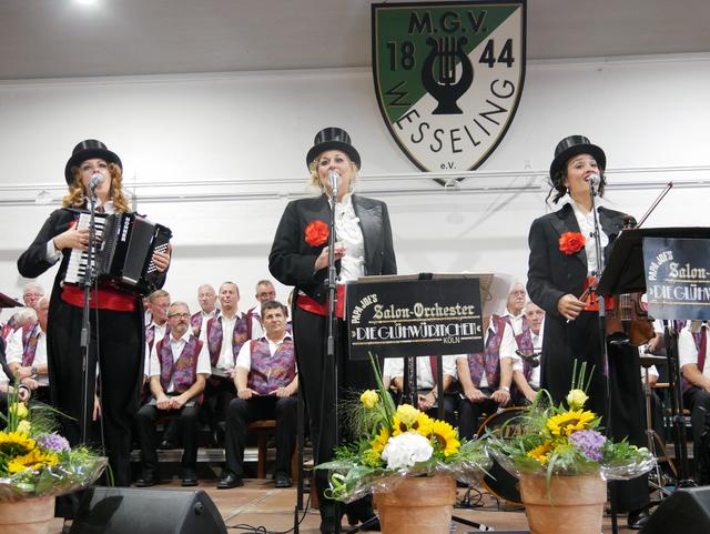 Das Salon-Orchester Die Glühwürmchen und Kaberettist Hanns Buschmann nahmen die gut 300 Zuhörer mit auf eine Zeitreise in die 1920-er Jahre. In einer kleinen Besetzung waren sie da: mit drei singenden Damen um Elke Buschmann, die außerdem Akkordeon, Klarinette und Geige spielen, begleitet von Klavier und Schlagzeug.  | Foto: Anita Brandtstäter