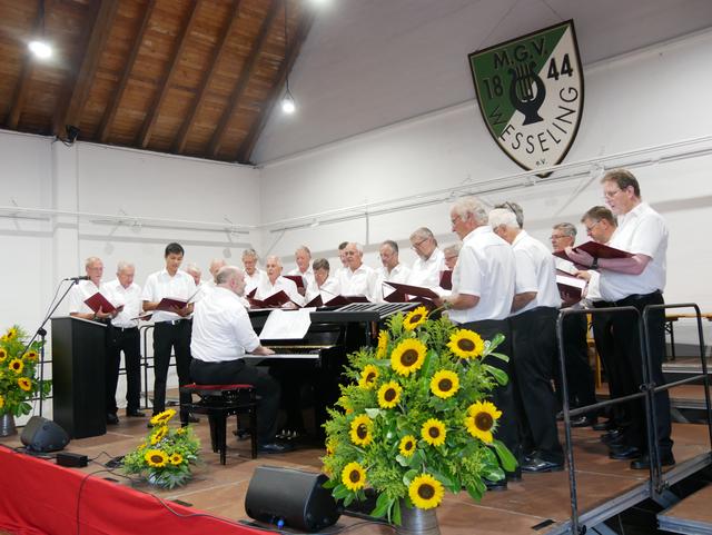 Tag der Chöre im Schwingeler Hof mit dem Männergesangverein Liederkranz Urfeld unter Frank Schaab.  | Foto: Anita Brandtstäter
