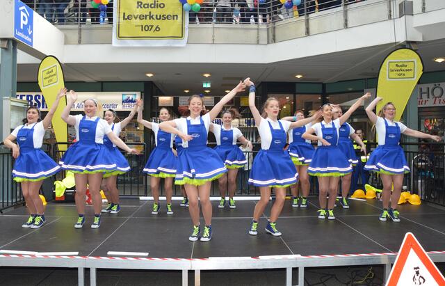 Auch die Tanzgruppe „Jeck op Danze“ (hier beim Leverkusener Rathaussturm Ende Februar) ist beim Benefizabend im Lindenhof mit von der Partie. | Foto: Ursula Willumat