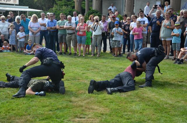 Ein Programm für die Öffentlichkeit gab es im Anschluss an den Festakt; hier demonstriert die Bundespolizei ein Einsatztraining. | Foto: Ulrich Niepenberg