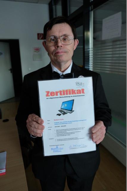 Redakteur Norbert Fuchs schreibt seine Texte am liebsten am Laptop. Es sind bevorzugt Städte- und Ländernamen aus Atlanten. | Foto: Blatt-Gold