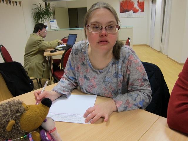 Isabel Schatton, Redakteurin bei Blatt-Gold, hat in der Schule Druckbuchstaben und Schreibschrift gelernt. | Foto: Blatt-Gold