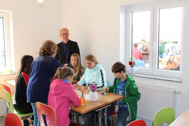 Pfarrer Johannes Böttcher freute sich darüber, dass die Kinder schon am Eröffnungstag zahlreich die Angebote des Jugendhauses annahmen.  | Foto: Marek