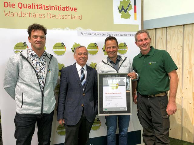 Jens Eichner, Geschäftsführer des Naturparks Bergisches Land, Dr. Hans-Ulrich Rauchfuß, Deutscher Wanderverband,  Tobias  Kelter,  Geschäftsführer  der Tourismusdestination  das  Bergische  sowie Wegemanager Wastl Roth-Seefrid  präsentieren  stolz die  Rezetifizierungsurkunde  des  Bergischen Panoramasteiges,  als  „Qualitätswanderweg  – Wanderbares Deutschland“. | Foto: Maren Pussak