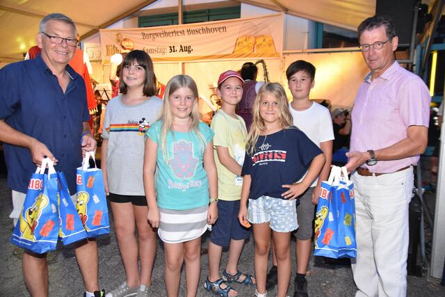 Die Kinder siegten beim „Samstagsmaler-Spiel“ auf dem Burgweiherfest; Vorsitzender Dieter Ramershoven (r.)  und Vorstandsmitglied Helmut Mellen überreichten ihnen die süßen Preise. | Foto: ad