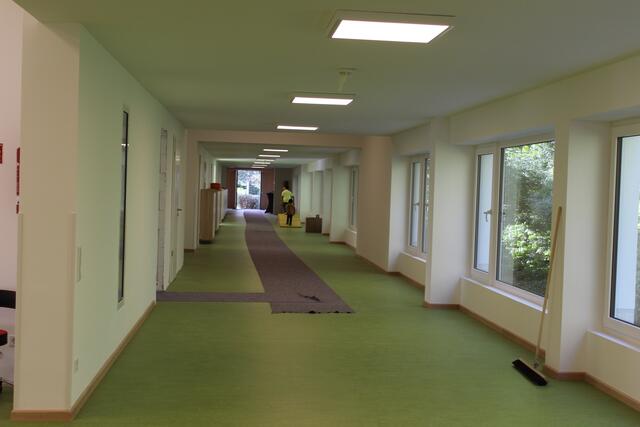 Beeindruckend ist die 70 Meter lange „Rennstrecke“ über die gesamte Breite der kernsanierten ehemaligen Schreinererei. Von dem langen, breiten und hellen Flur gehen die großzügig gestalteten und hohen Gruppenräume ab. | Foto: Magdalena Marek