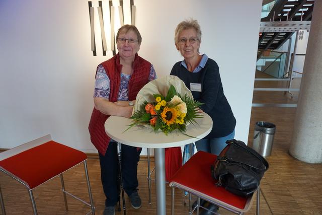 Anni Wilbertz und Hannelore Satzky von der Bergheimer Alzheimer Gesellschaft freuen sich auf die Aufführung von "Du bist meine Mutter", die dank der Fördergelder der IKK Classic aufgeführt werden konnte.    | Foto: Andrea Floß
