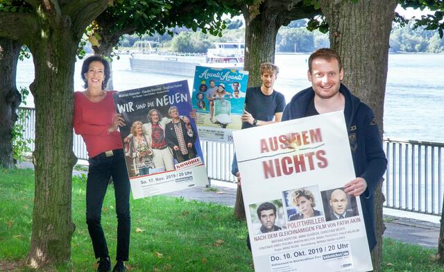 Marion Usiatycki, Tilmann Schönleiter und Michael Meyer präsentieren drei Plakate von insgesamt Aufführungen des Theater-Abo im Porzer Rathaussaal. | Foto: König