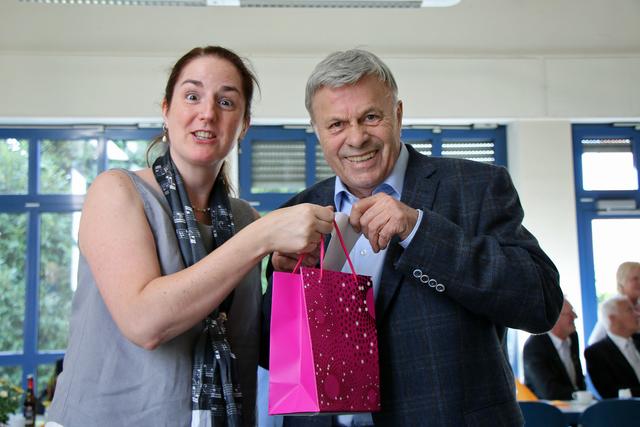 Initiator Christian Bach bedankte sich bei Chorleiterin Daniela Bosenius, die sich sichtlich überrascht, sehr freute. | Foto: Bastian Schlößer