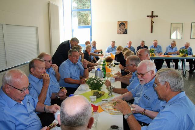 Im Anschluss wurden die Sänger und Chorleiterin im angrenzenden Pfarrheim herzlich empfangen. | Foto: Bastian Schlößer