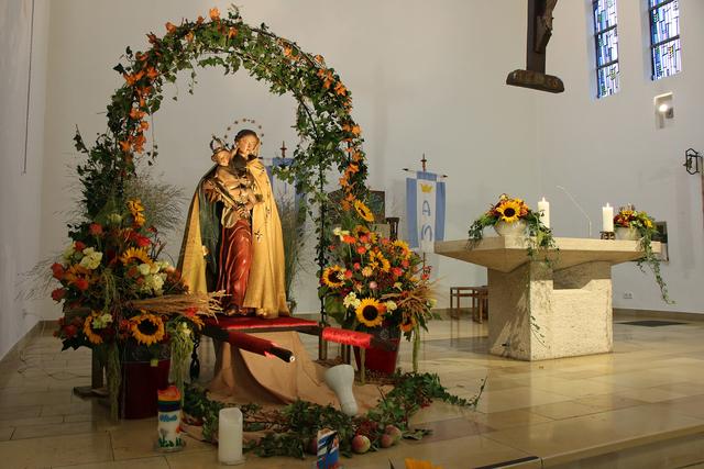 Festlich geschmückt erstrahlte die Pfarrkirche St. Mariä Geburt mit der Marienfigur. | Foto: Bastian Schlößer