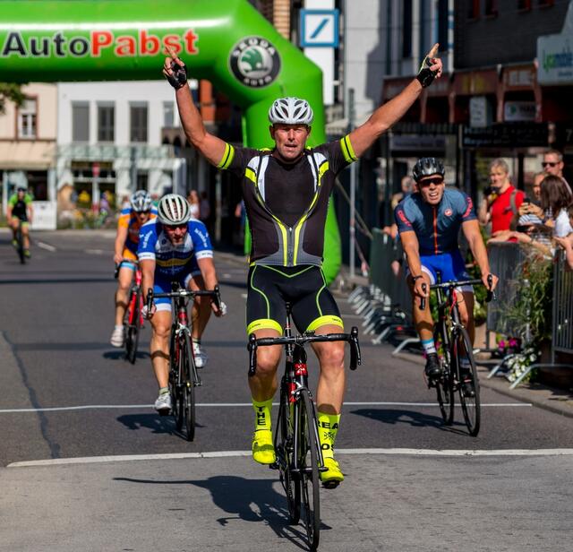 Erik Fischer (l.) wird knapp Zweiter. | Foto: Holger Radsportfotos