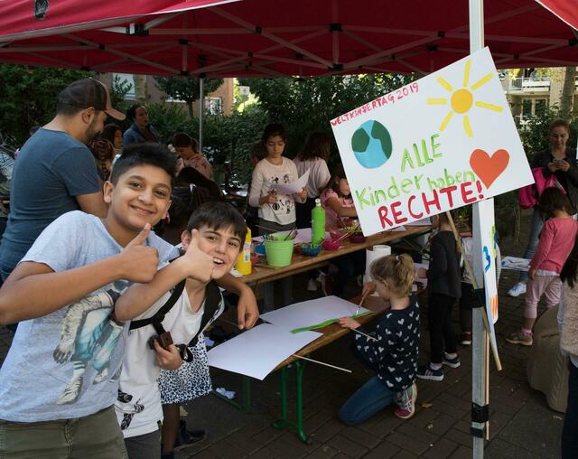 Daumen hoch: Auch Kinder haben Rechte! | Foto: Herrlich