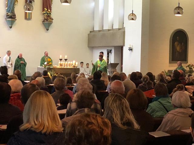 Volles Gotteshaus (Herz Jesu, Lannesdorf); vorne v. l. n. r. Diakon Gerd Klein, P. Anton Hoffmann, PV Wolfgang Biedaßek, Pfr. Edward Balagon beim Segnen der Erntedankgaben, PV Jozef Pieniazek (außen rechts mit Gitarre) | Foto: privat