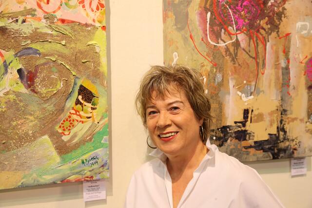 Martina Briebach und ihr Bild „Aufbrechen“. | Foto: we