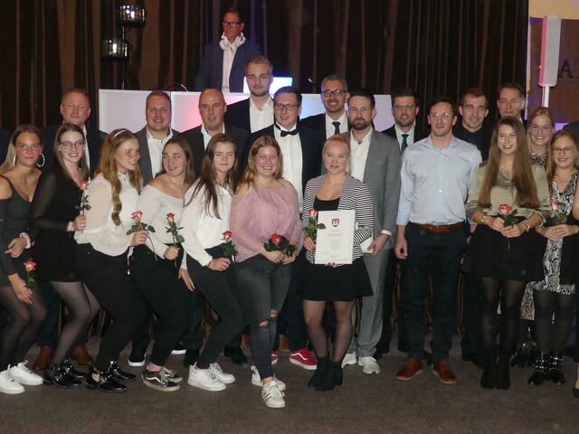 Die erstplatzierten Mannschaften: Blue Birds Cheerleader Hertha Rheidt hinter der „Rhythmocada“ Showtanzgruppe KG Rut-Wiess Ranzel und Gewinner die Volleyballer des TuS Mondorf mit ihrem Trainer Sven Vollmert | Foto: Klinkhammels