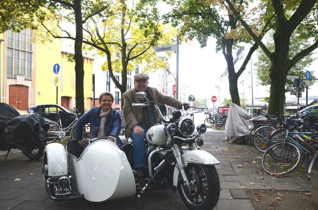 Mit Lindenstraße-Schauspielerin Andrea Spatzek präsentierte sich Peter Millowitsch im stilechten Retrogespann, einem Klassiker aus dem Hause Harley-Davidson. | Foto: ak 