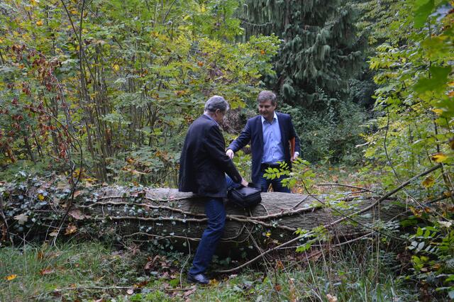 Begehung mit Hindernissen: (v.l.) Historiker Dr. Paul Stelkens und Kristof Klitza wandeln auf den historischen Wegen des ehemaligen Landschaftsparks der Familie Pauli. | Foto: Lars Kindermann