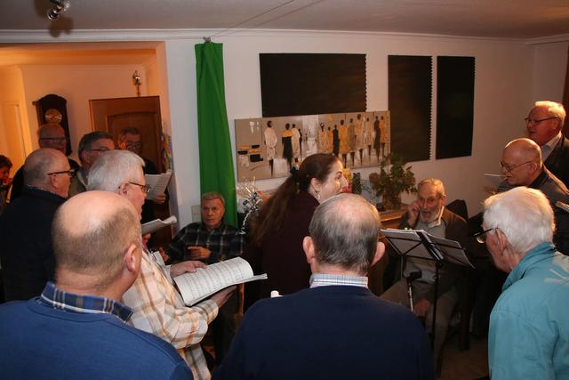 In seinem Wohnzimmer erfreute sich Christian Bach (Mitte) an den Liedbeiträgen des MGV Quartettverein. | Foto: Bastian Schlößer