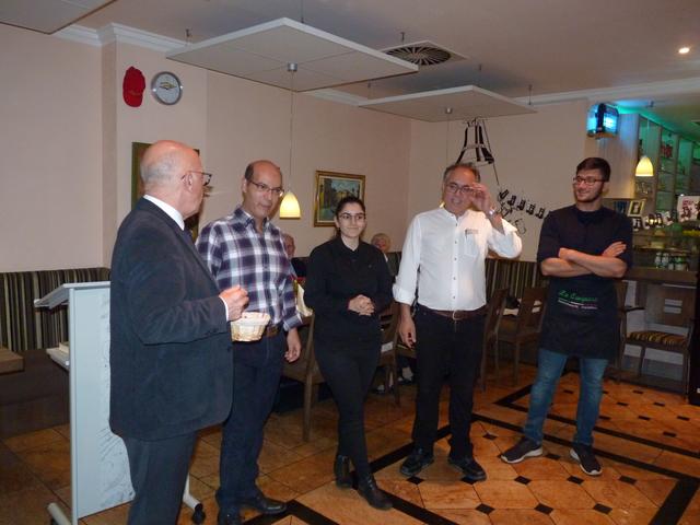 Der Vorsitzende dankt dem Team: (von links) Dieter Ohm, Chefkoch Jamal El-Hage, Service-Chefin Sirin Irmak, Restaurant-Chef Arif Irmak, Mert Irmak
 | Foto: Walter Kümmel