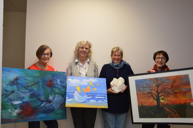 Ingrid Wigger (von links), Ulrike Tartler, Brigitte Amsoneit und Brigitta Ringel stellen gemeinsam in der Spektrum-Galerie aus. | Foto: Claus Schloot