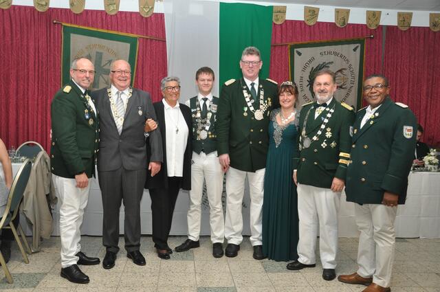 Hubertusball in Heide: (v.l.) der 2. Brudermeister Dirk Vetterling, Rüdiger und Lilo Vesper, Timo Seehof, Mario und Anja Landa, Brudermeister Franz Peter Zimmermann und Präses Antoine Onwubiko. | Foto: dju