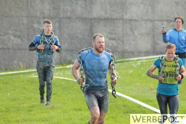 Lauf mit schweren Ketten bei den Strong Viking in Amsterdam. | Foto: Dirk Möthrath