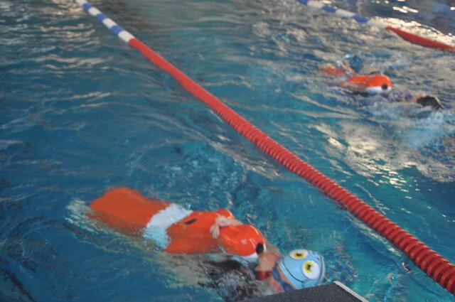 Das Retten einer Übungspuppe gehörte zum Programm der DLRG-Rettungschwimmer und- schwimmerinnen. | Foto: dju