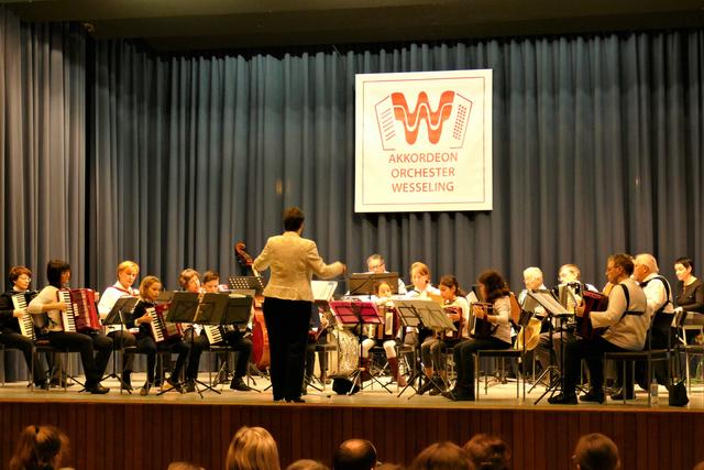 Zum 21. Mal hat das Akkordeon-Orchester einen Workshop "Gemeinsam musizieren mit Quetsch" veranstaltet. Das Teilnehmer-Orchester unter Leitung von Anita Brandtstäter zeigte im Jahreskonzert wieder, was sie gelernt haben.  | Foto: Wolfhard Brandtstäter