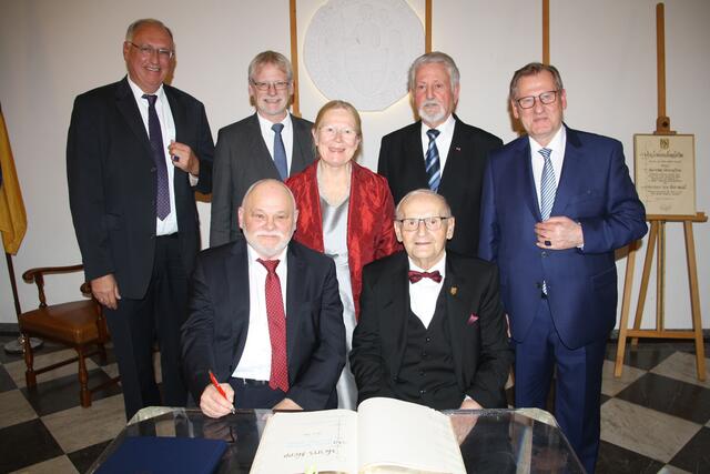 Hohe Ehrung für langjährige Ratsmitglieder durch Bürgermeister Dieter Freytag (2.v.l.) bei der Feierstunde im Kapitelsaal: (v.r.) Franz-Josef Gerharz, Dietmar Vetterling, Ulla Vilkman und Jochem Pitz, (sitzend v.r.) Heinz Hepp und Frithjof Berg. | Foto: Harald Zeyen