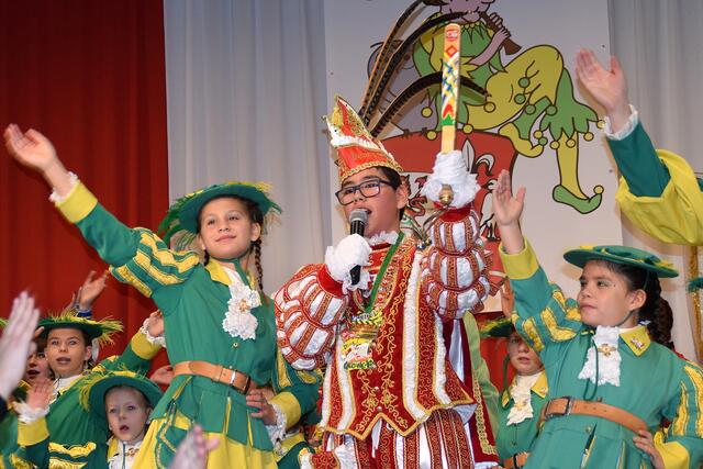 Den Wesselingern steht eine hollywoodreife Session bevor: Einen Vorgeschmack gab der frisch proklamierte Gro-We-Ka Kinderprinz Dean I. mit seinen Paginnen Somia (li) und Zoe (re) schon einmal am Samstagnachmittag an St. Germanus. | Foto: Frank Engel-Strebel