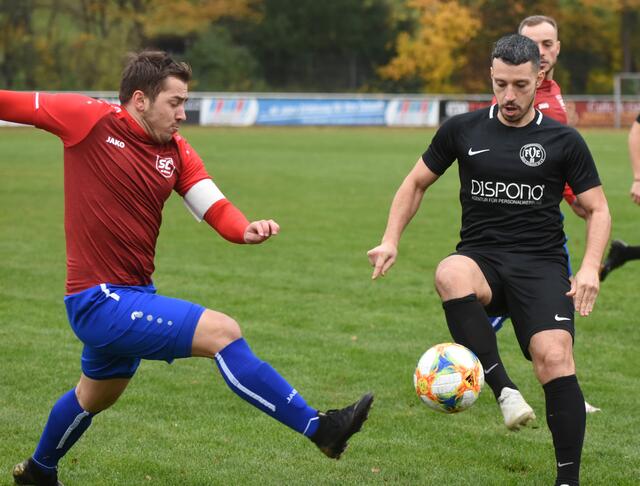 Endenichs Selcuk Alagöz (rechts) im Duell mit Rheinbachs Boris Schirmer. | Foto: Engst